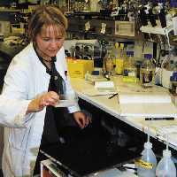 Wissenschaftlerin im Labor der Technischen Universität Braunschweig