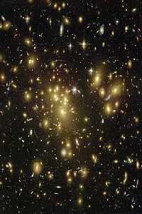 Hubble: Zoom Lens (Gravitationslinse)