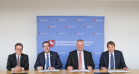 Dr. Thomas Bartkiewicz, Dr. Andreas Geopfert, Björn Thümler, Prof. Dr. Heyo K. Kroemer (v.l.n.r.)