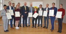 Wissenschaftsminister Björn Thümler (in der Mitte) mit den Preisträgerinnen und Preisträgern des Wissenschaftspreises Niedersachsen 2019