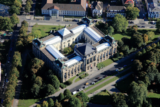 Luftbild des Landesmuseums Hannover. Rechteckiger Bau mit großem Innenhof.