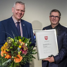 Bild von der Verleihung des Walter Kempowski Preises für biografische Literatur 2021: Minister Björn Thümler und Kurt Drawert.