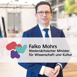 Minister Falko Mohrs im November 2025, in dem Bild ist das Logo des Ministeriums sowie der Titel und der Name des Ministers zu sehen.