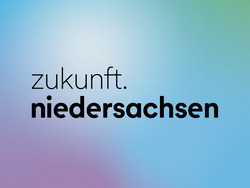 Das Zukunft.niedersachsen-Logo in schwarz vor einem Farbverlauf in Grün, Hellblau, Weiß und Lila.