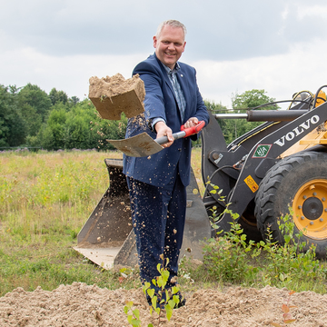 Spatenstich: Minister Björn Thümler mit Schaufel.