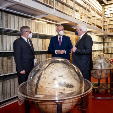 Bundespräsident Frank-Walter Steinmeier, Minister Björn Thümler und HAB-Direktor Peter Burschel in der Herzog August Bibliothek in Wolfenbüttel.