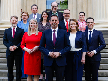 Das Kabinett des neuen niedersächsischen Ministerpräsidenten Olaf Lies im Mai 2025