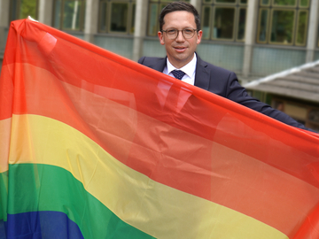 Niedersachsens Minister für Wissenschaft und Kultur Falko Mohrs vor dem MWK mit der Regenbogenflagge