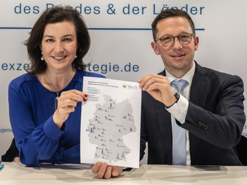 Niedersachsens Wissenschaftsminister Falko Mohrs gemeinsam mit Dorothee Bär bei der Präsentation der Exzellenzcluster
