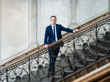 Porträt des Niedersächsischen Ministers für Wissenschaft und Kultur Falko Mohrs