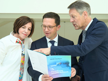 Niedersachsens Wissenschaftsminister Falko Mohrs zusammen mit Jutta Allmendinger und Georg Schütte im Landtag von Niedersachsen