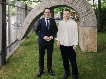 Falko Mohrs und Künstler Lukas Zerbst