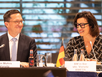 Falko Mohrs und Dorothee Bär bei der Sitzung der GWK