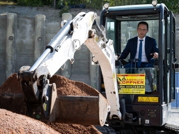 Wissenschaftsminister Falko Mohrs bei der Grundsteinlegung des MPI-Nat Turm 7