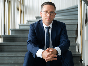 Niedersachsens Minister für Wissenschaft und Kultur Falko Mohrs auf der Treppe des Ministeriums