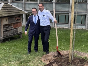 Baumpflanz-Challenge mit Ministerpräsident Olaf Lies