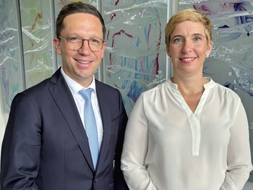 Esther Seng ist zum Gespräch mit Niedersachsens Wissenschaftsminister Falko Mohrs ins MWK gekommen
