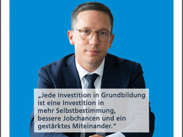 Eine Grafik zum Weltalphabetisierungstag 2025 mit Niedersachsens Minister für Wissenschaft und Kultur Falko Mohrs vor einem himmelblauen Hintergrund