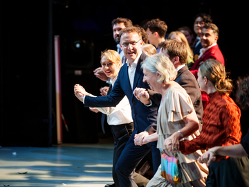 Lohengrin feiert Premiere an der Staatsoper Hannover; die Beteiligten halten Hände auf der Bühne