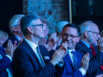 Niedersachsens Wissenschaftsminister Falko Mohrs applaudiert bei der feierlichen Übergabe des Präsidentenamtes an der Hochschule Emden/Leer