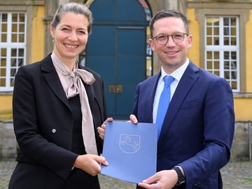 Niedersachsens Wissenschaftsminister Mohrs überreicht Prof. Menzel-Riedl die Ernennungsurkunde für ihre zweite Amtszeit