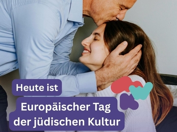 Ein Vater mit Kippa gibt seiner Tochter einen liebevollen Kuss auf den Kopf