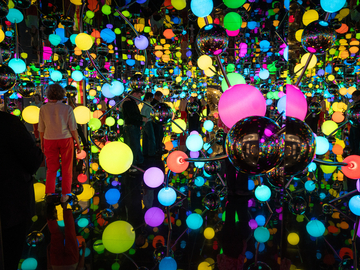 Der Infinity Room mit bunt leuchtenden Kugeln und Spiegelwänden aus der Ausstellung "Eröffnung der Ausstellung Niki Kusama. Murakami. Love you for infinity" im Sprengel Museum in Hannover.