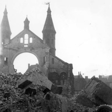 Das Ausmaß der Zerstörung nach der Sprengung der Synagogen-Kuppel.