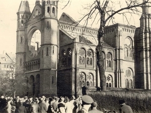 Schaulustige betrachten die ausgebrannte NeuenSynagoge.