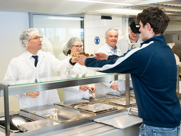 Wissenschaftsminister Falko Mohrs verteilt das Niedersachsen-Menü