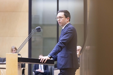 Minister Falko Mohrs hält eine Rede am Pult im Bundesrat in Berlin.