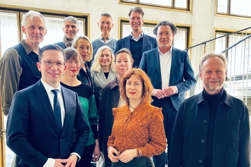 Zu sehen sind die fünf Frauen und sechs Männer der niedersächsischen Kulturkommission, gemeinsam mit Minister Falko Mohrs, im Treppenhaus des Ministeriums.