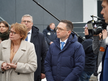 Niedersachsens Innenministerin Daniela Behrens und Niedersachsens Minister für Wissenschaft und Kultur Falko Mohrs beobachten im Freien eine Demonstration am Deutschen Zentrum für Luft-und Raumfahrt. Im Hintergrund sind die Kameras der Presse zu erken
