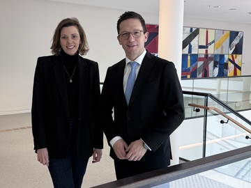 Niedersachsens Minister für Wissenschaft und Kultur steht im Februar 2026 neben der neuen Leiterin der Niedersächsischen Landeszentrale für politische Bildung Anikó Glogowski-Merten im Landtag.