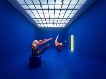 In einem ultramarinblauen Raum stehen die beiden Skulpturen des Kunstwerks "Self-Portrait as a Pregnant Woman" von Teresa Solar Abboud zu sehen.