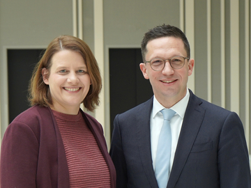 Minister Falko Mohrs steht neben Niedersachsens Kultusministerin Julia Willie Hamburg im Landtag