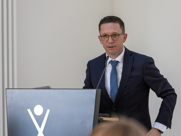 Minister Falko Mohrs hält eine Rede bei der Eröffnung des XLAB-Begegnungszentrum in Göttingen
