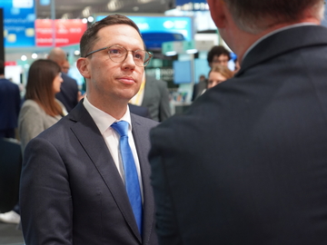 Minister Mohrs hört engagiert zu am Stand seines Ministeriums auf der Hannover Messe 2026.