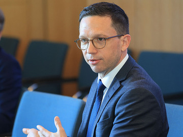Minister Falko Mohrs spricht beim Transformationsgespräch des Wissenschaftsrats in Wolfsburg