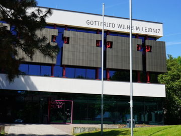 Die Front der Gottfried Wilhelm Leibniz Bibliothek in Hannover an einem sonnigen Tag
