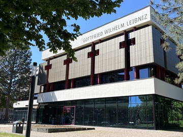 Die Front der Gottfried Wilhelm Leibniz Bibliothek in Hannover an einem sonnigen Tag