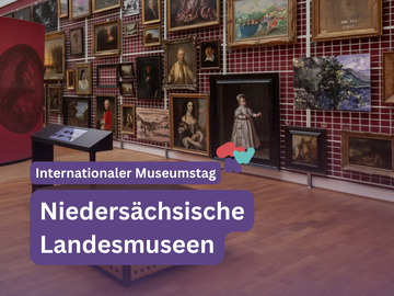 Ausstellungsraum mit roter Wand: Viele gerahmte Gemälde dicht auf Gitterflächen gehängt, von Porträts bis Landschaften. Holzboden, Info-Pult vorn. Overlay-Text: „Internationaler Museumstag – Niedersächsische Landesmuseen.