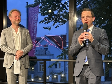 Minister Mohrs hält ein Grußwort bei der Opernpremiere von