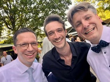 Minister Mohrs lächelt gemeinsam mit Schauspieler Maurice Walter und dem Vorsitzenden des Freilichtbühne Lilienthal e.V. Henry Balzer-Schürmann für ein Selfie in die Kamera.