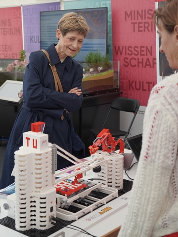 TU-Präsidentin Ittel beim Besuch des MWK-Stands