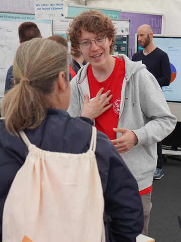 Besuchende auf dem MWK-Gemeinschaftsstand beim Tag der Niedersachsen 2026
