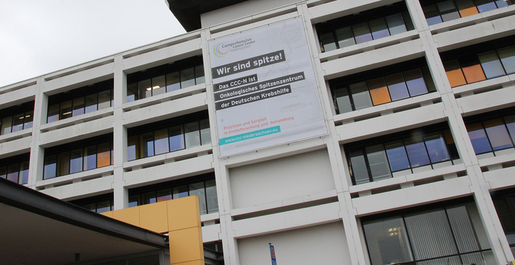 Fassadenbanner an der Universitätsmedizin Göttingen.