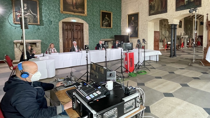 Schmuckbild: Blick in den Rittersaal von Schloss Marienburg, in dem gerade eine Pressekonferenz stattfindet.