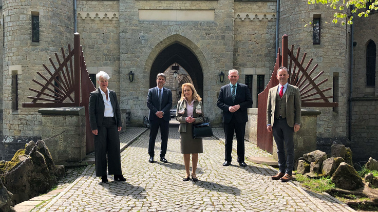 Gruppenbild im Innenhof der Marienburg: Nicolaus von Schöning, Schloss Marienburg GmbH & Co. KG, Kulturminister Björn Thümler, Dr. Alexandra Wenck, Stiftung Schloss Marienburg, HAWK-Präsident Dr. Marc Hudy, NLMH-Direktorin Prof. Dr. Katja Lembke.