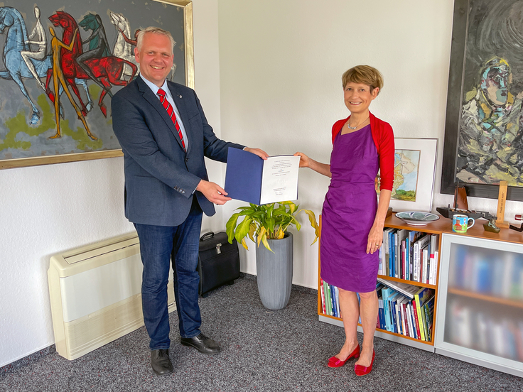 Wissenschaftsminister Björn Thümler bei der Übergabe der Ernennungsurkunde an Prof. Angela Ittel.